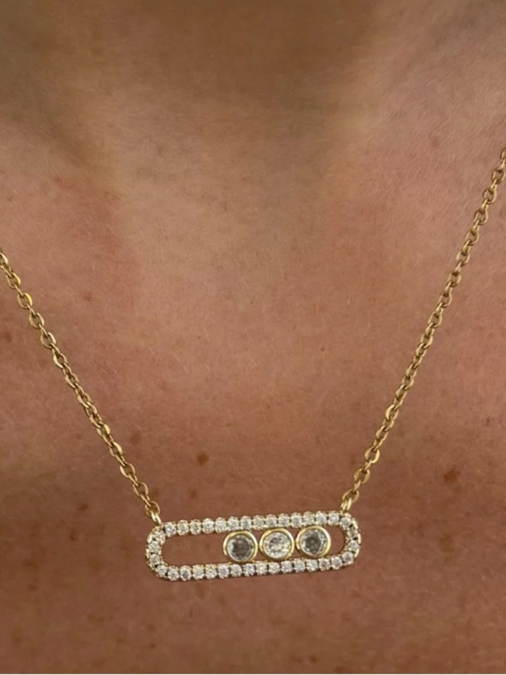 EVRY - 18 karat Gold plated - Oval Bar Necklace with Three Round Stones